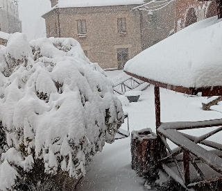 Montemonaco - Neve e disagi, la sindaca: "Sbalzi di corrente, Enel intervenga"